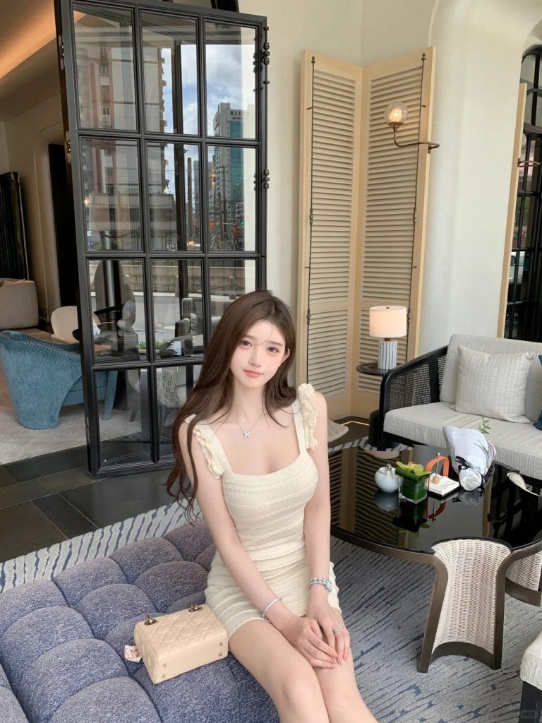 窗边浅色衣着的人像与下午茶桌面